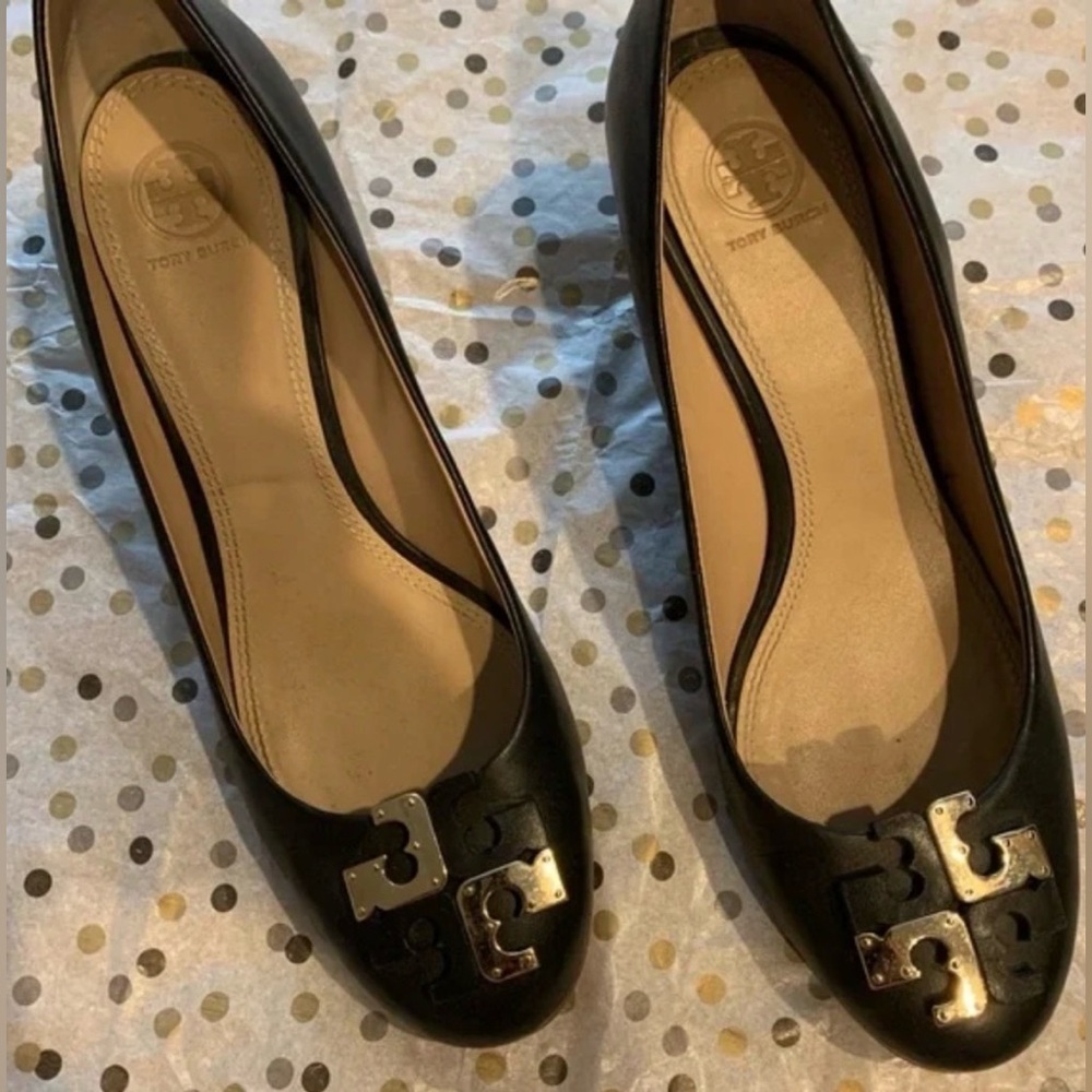 Tory Burch Lowell Wedge Pump w/ Gold Tone Logo- 9.5 - Picture 4 of 6